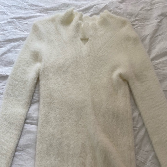 insanely soft fuzzy white long sleeve - Picture 1 of 3